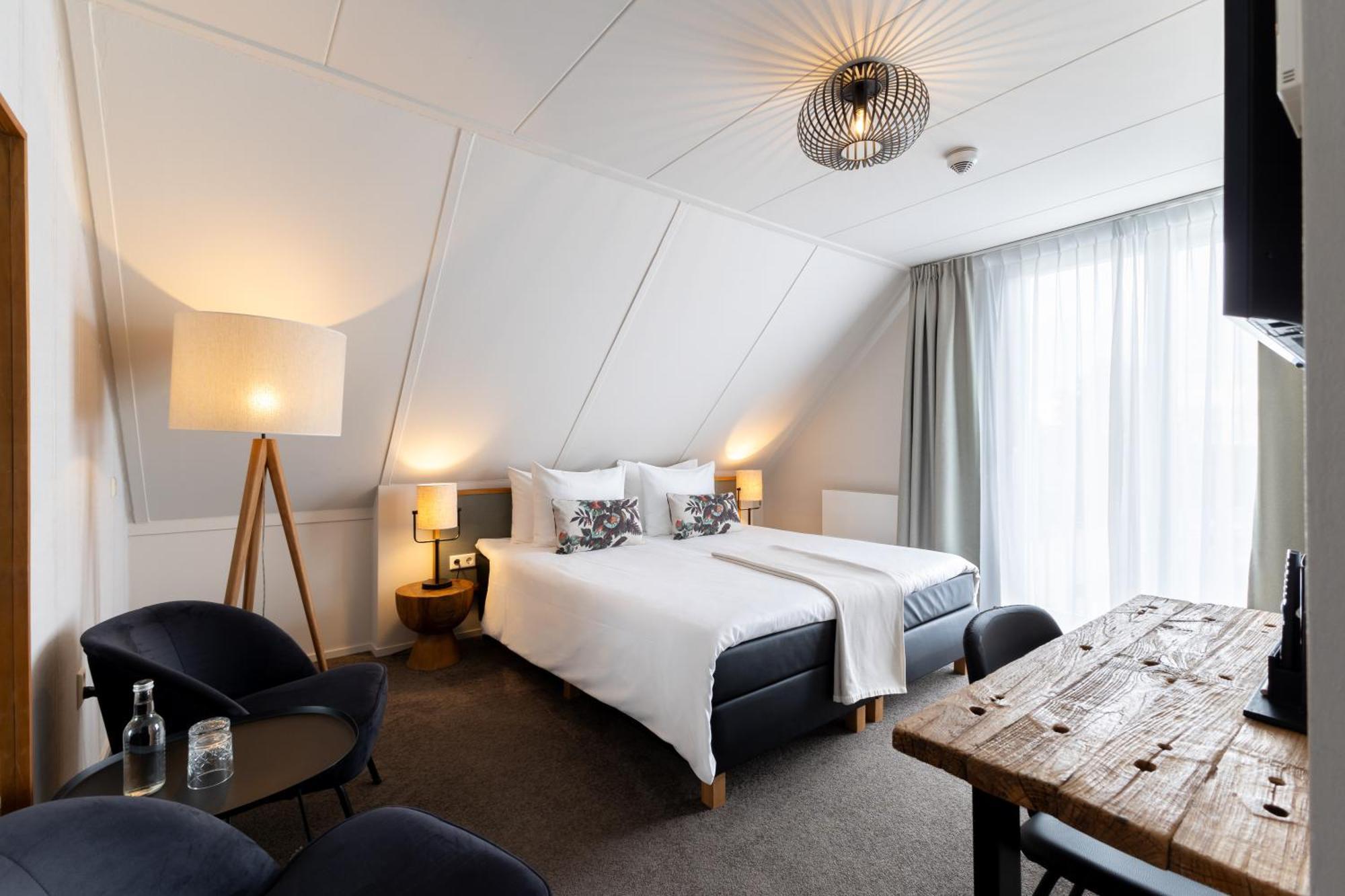 Boutique Hotel Texel De Cocksdorp  Esterno foto A room at the hotel